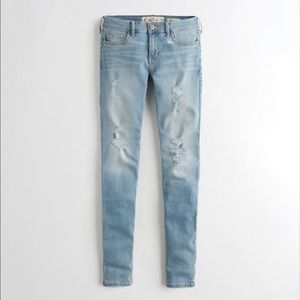 NWOT Lightwash Distressed Low-Rise Hollister Jeans
